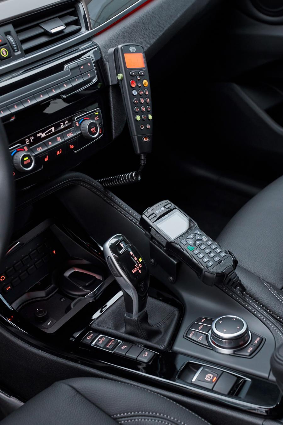 Детали интерьера BMW X1 xDrive18d Feuerwehr KdoW (F48) 2019 года  (фото 4 из 14)